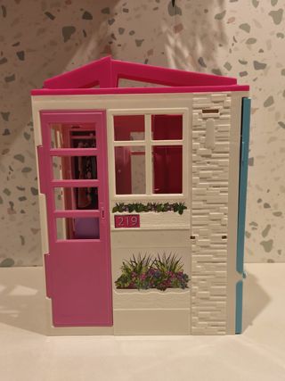 Casa Barbie plegable con muñeca y accesorios.
