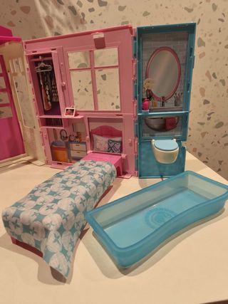 Casa Barbie plegable con muñeca y accesorios.
