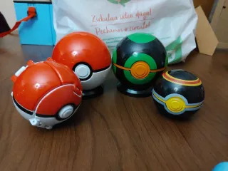 Cinturón y bolso Pokémon con bolas