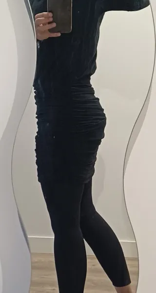 Vestido negro ajustado con fruncido