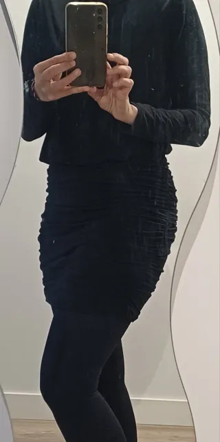 Vestido negro ajustado con fruncido