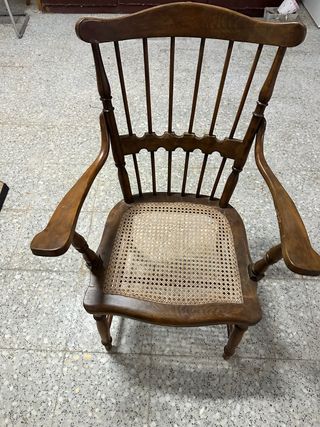 Silla antigua de madera con asiento de rejilla