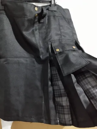 Falda escocesa negra con bolsillos