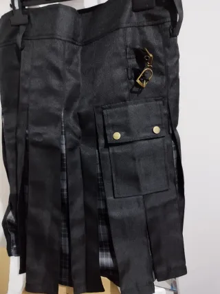 Falda escocesa negra con bolsillos