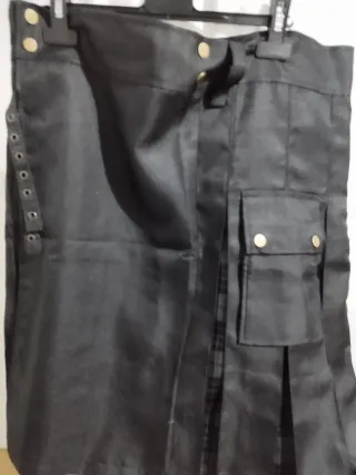 Falda escocesa negra con bolsillos