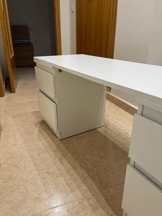 Escritorio infantil con cajones y silla