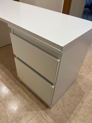 Escritorio infantil con cajones y silla