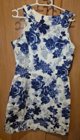 Vestido floral azul y blanco