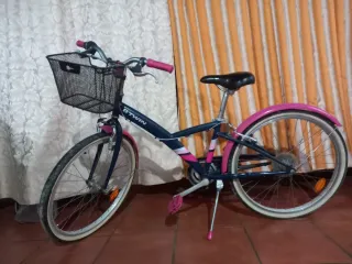 Bicicleta BTWIN azul y rosa con cesta