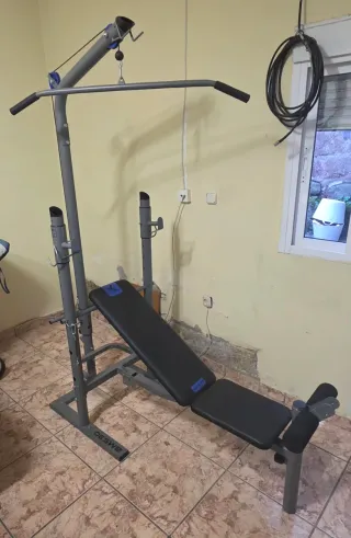 Banco Domyos BM530 + barra, discos y mancuernas.