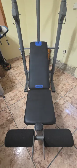 Banco Domyos BM530 + barra, discos y mancuernas.