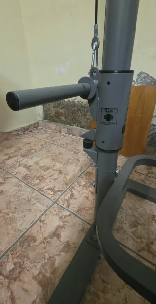 Banco Domyos BM530 + barra, discos y mancuernas.