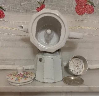 Caffettiera vintage in porcellana floreale