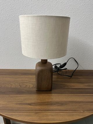 Lámpara de mesa Zara Home madera y tela