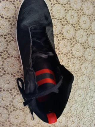 Scarpe Adidas nere e rosse
