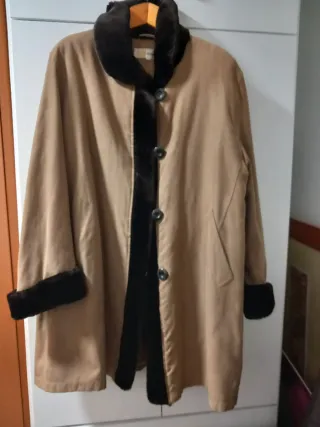 Chaquetón marrón con cuello y puños de pelo