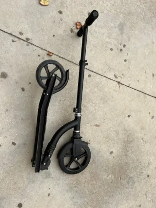 Patinete negro plegable