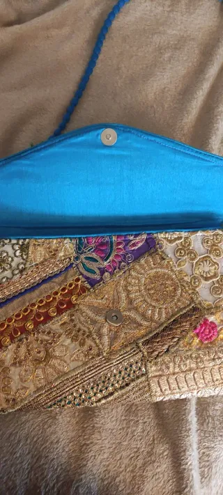 Bolso de hombro dorado y azul