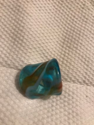 Anillo de cristal azul y multicolor