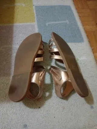 Sandalias doradas H&M niña