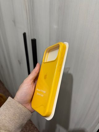 Funda Silicona iPhone 17 Pro Max Amarilla