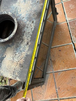 Chimenea de leña metálica con puerta de cristal