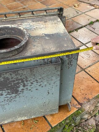Chimenea de leña metálica con puerta de cristal