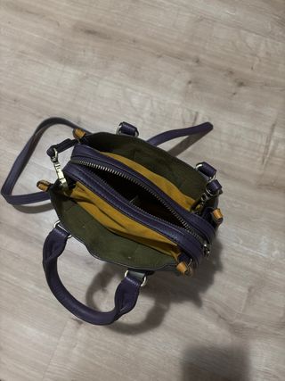 Bolso de piel gris y morado