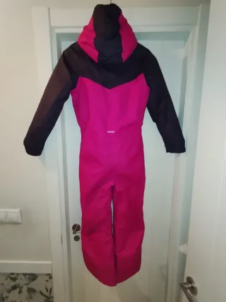 Mono de nieve rosa y morado oscuro.