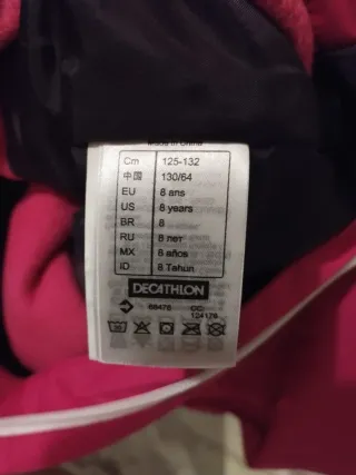 Mono de nieve rosa y morado oscuro.