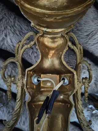 Lámpara de pared dorada de metal