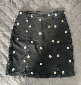 Falda corta negra con flores blancas