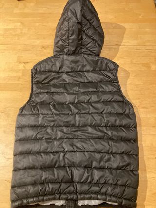 Chaleco acolchado con capucha Bershka negro