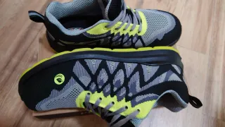 Zapatos de seguridad negros y grises