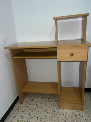 Mesa de ordenador de madera clara