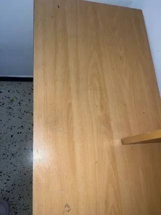 Mesa de ordenador de madera clara