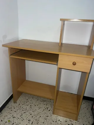 Mesa de ordenador de madera clara