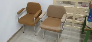 Escritorio de oficina y papelera