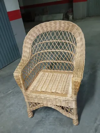 Sillón de mimbre beige