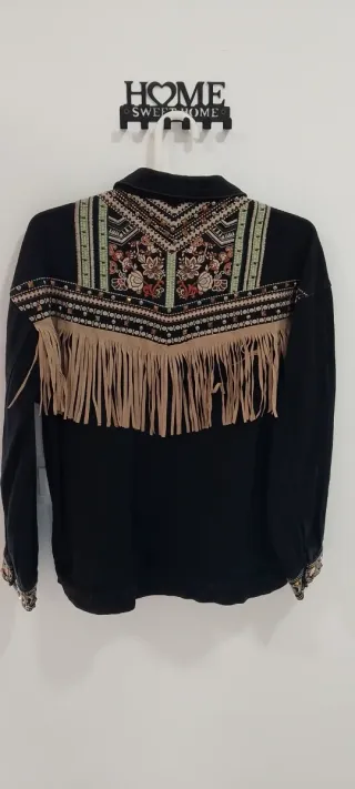 Chaqueta vaquera negra con detalles dorados