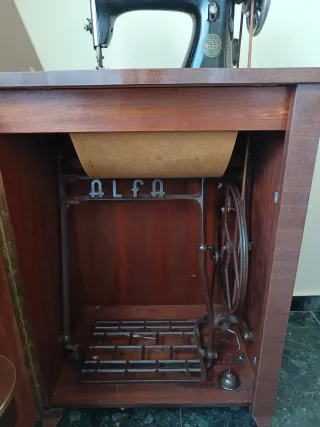 Máquina de coser ALFA original antigua