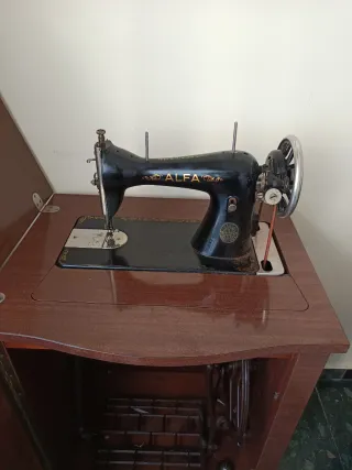 Máquina de coser ALFA original antigua
