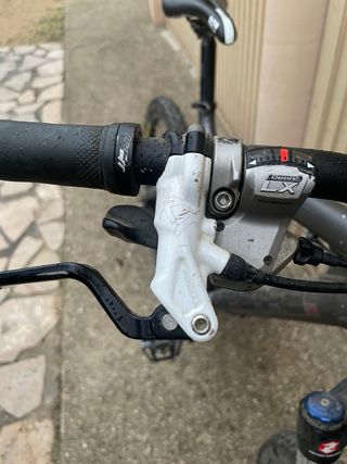 Bicicleta enduro doppia sospensione