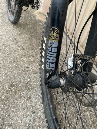 Bicicleta enduro doppia sospensione