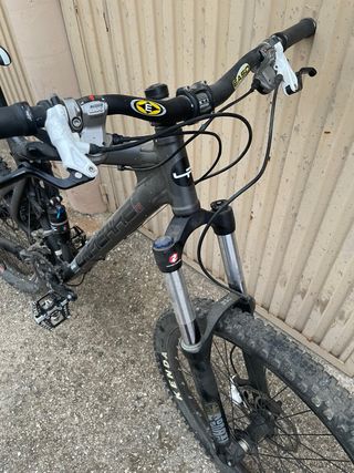 Bicicleta enduro doppia sospensione