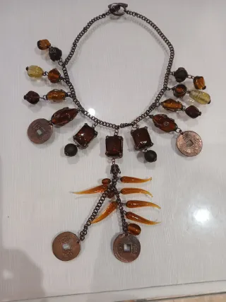 Collar estilo gargantilla con ágatas