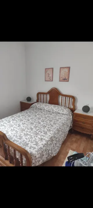 Cama de madera con 2 mesitas de noche