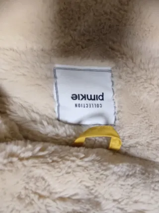 Chaqueta acolchada amarilla con capucha