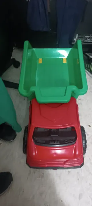 Camión grande de juguete rojo y verde