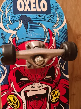 Monopatín OXELO con diseño de mono samurái